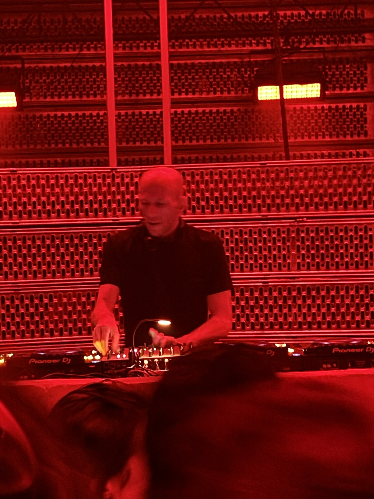 DVS1 durante apresentação em Paris