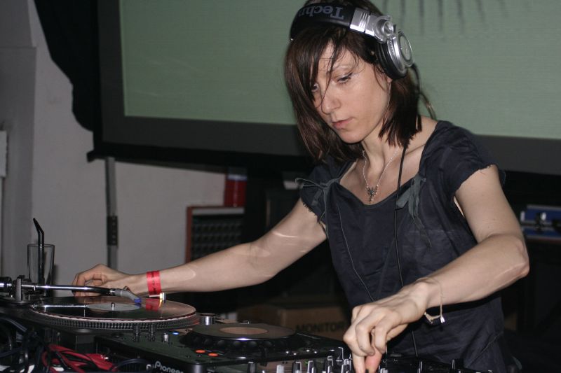 Ellen Allien durante apresentação no festival MAGMA