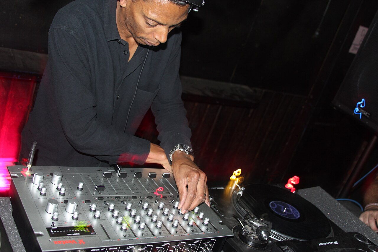 Jeff Mills mixando discos de vinil