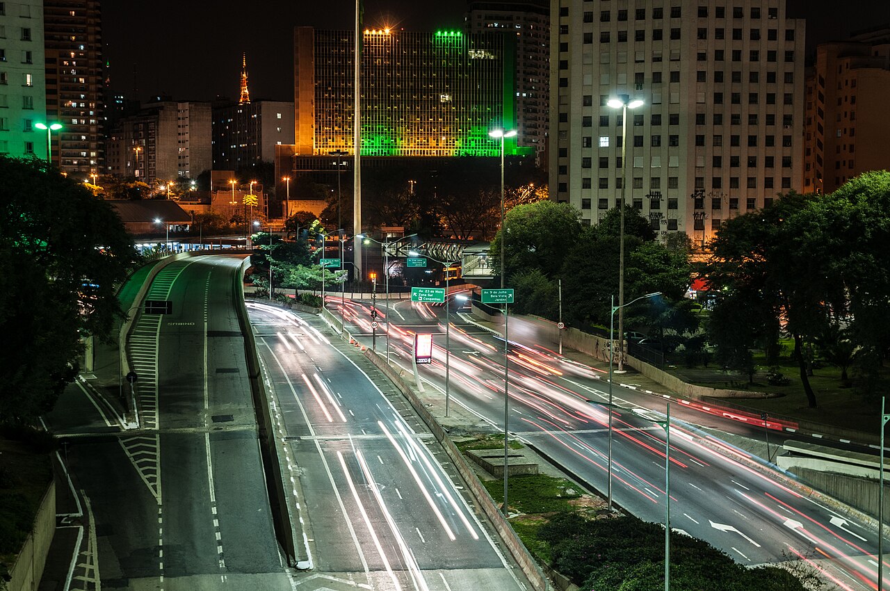 Vista noturna da Avenida 23 de Maio, em São Paulo