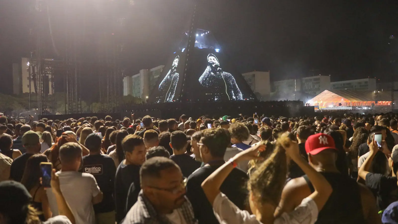 Público em show eletrônico de Alok em Brasília, imagem de contexto sobre o mercado musical brasileiro