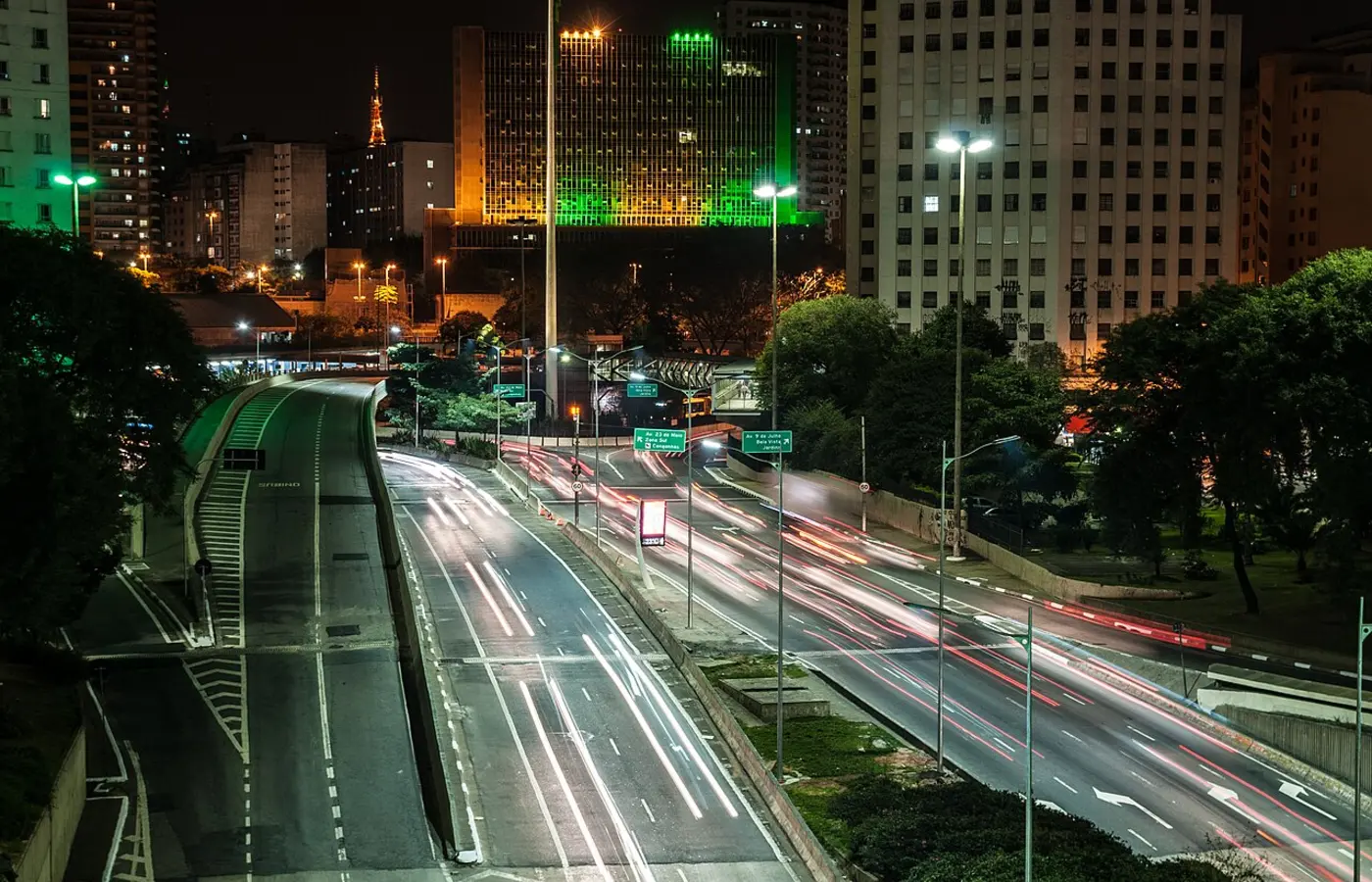 São Paulo à noite, imagem de contexto urbano para a expansão do mercado musical brasileiro