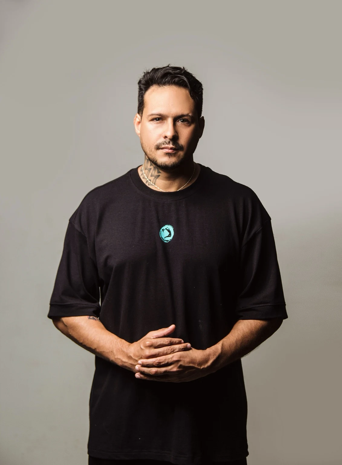 Arkyn em retrato de camiseta preta