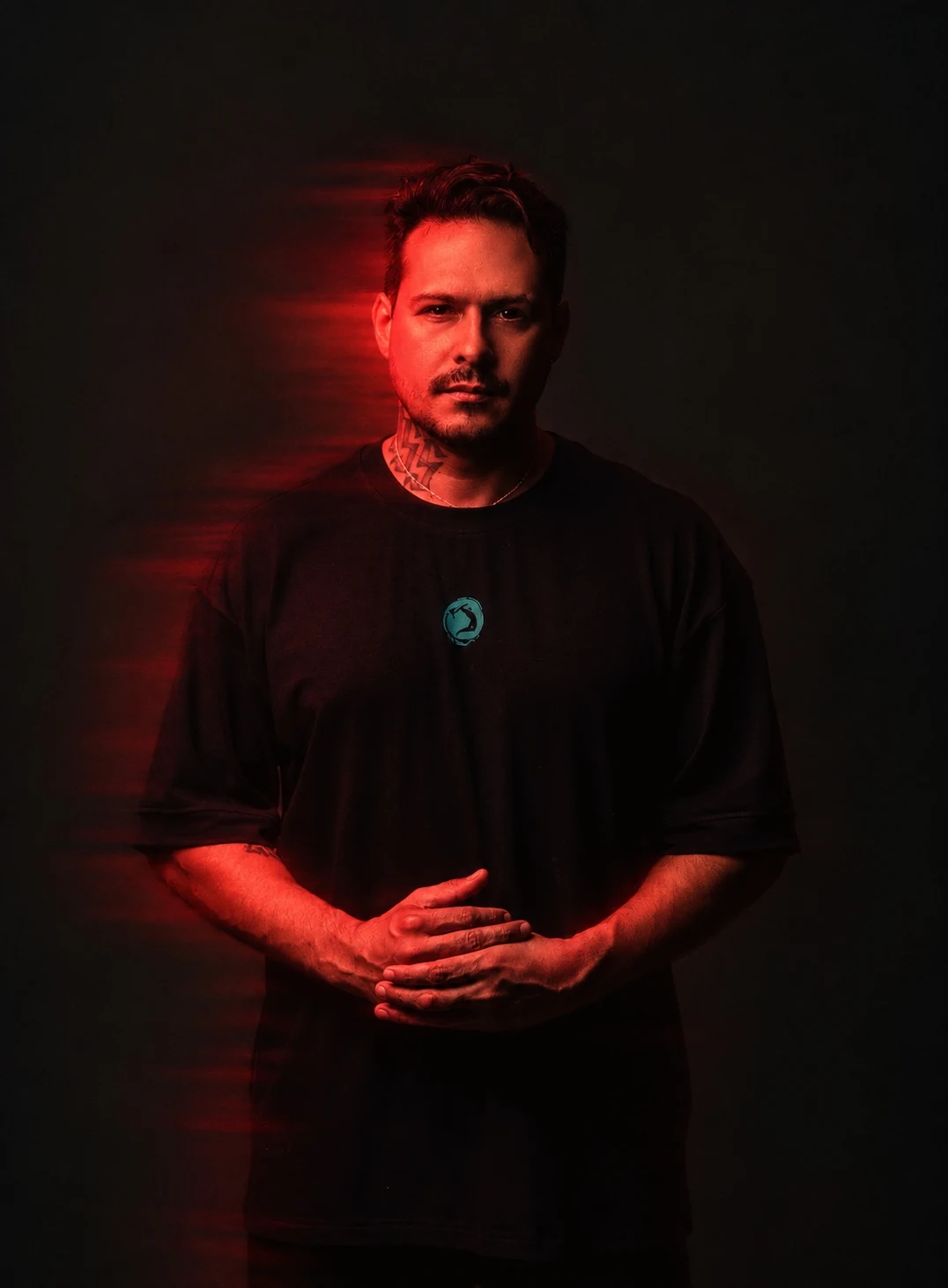 Arkyn em retrato com luz vermelha