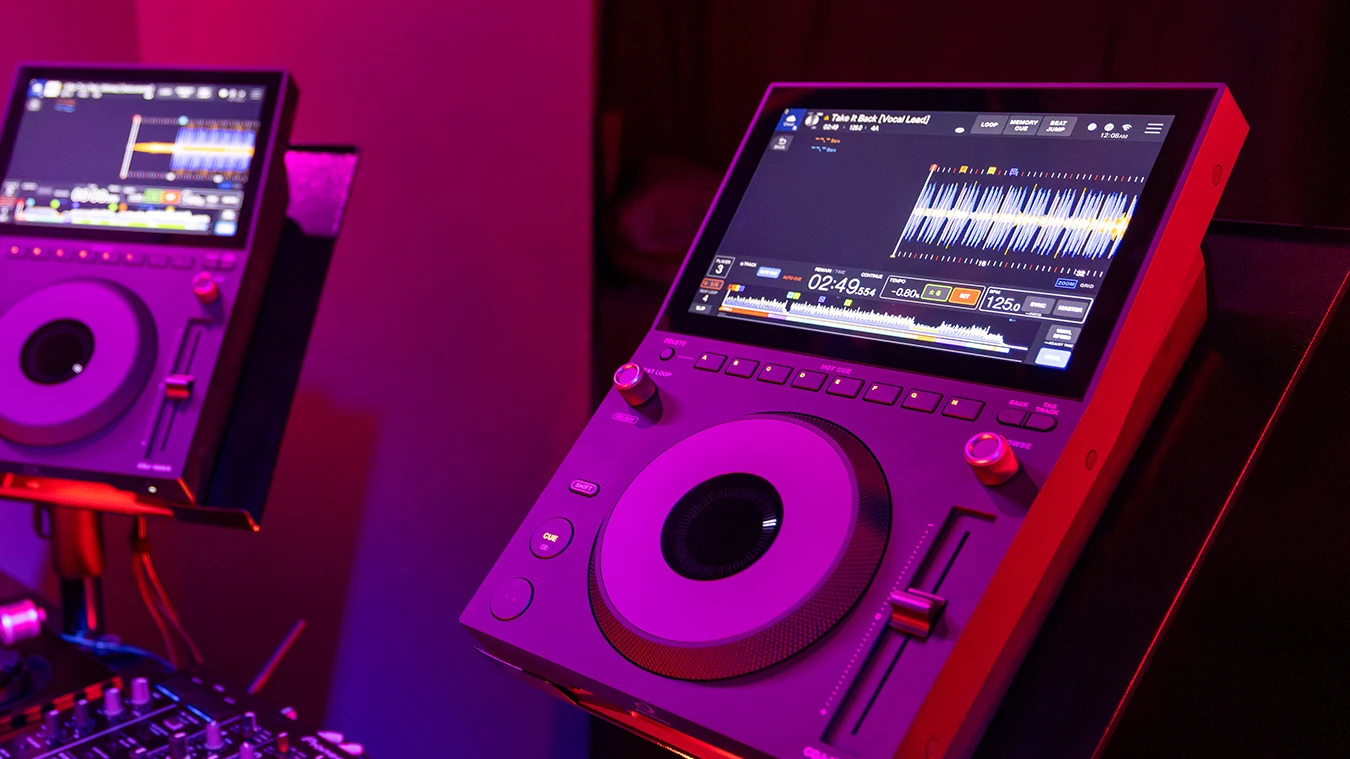 Imagem relacionada a CDJ-1500X leva nuvem, streaming e pedidos do público para um player compacto