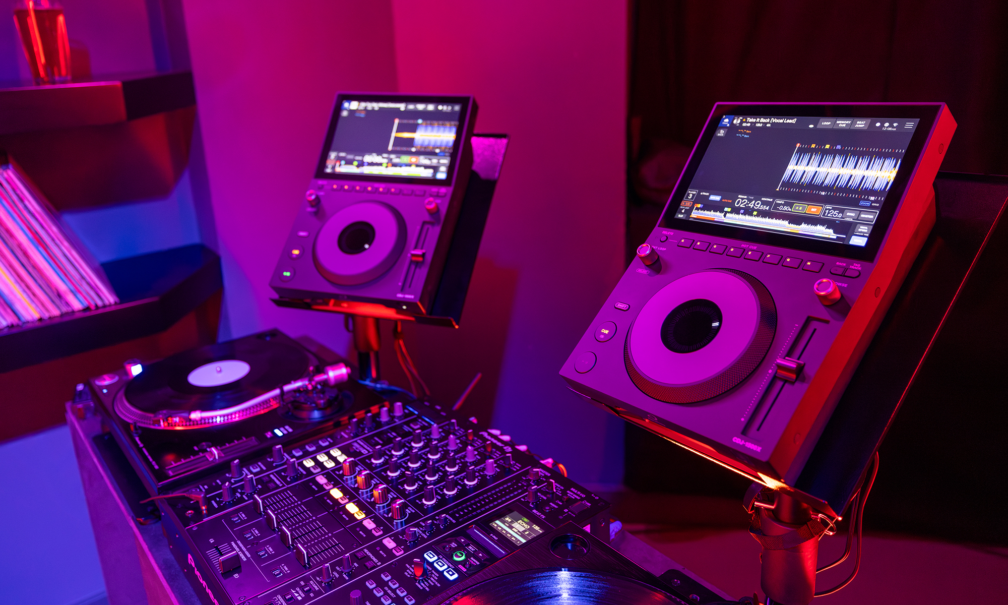 Imagem de capa: AlphaTheta compra tecnologia da DJ Monitor e reforça o KUVO